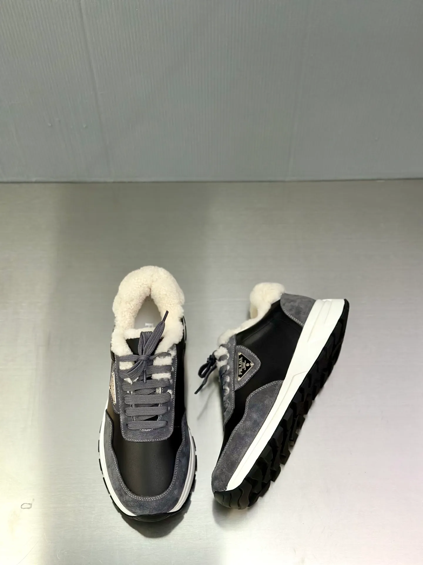 💰780 Prada/Prada men's new wool sneakers. This sneaker presents a modern version, reinterpreting the brand's archive style with clean lines and smooth details. The shoes are made of calf leather and technical fabric, with a triangular metal logo on the outside, bright TPU decoration on the heel, and a longer and padded inner heel design for a more comfortable fit. The tongue is decorated with a silk-screen logo, and is paired with a hollow rubber sole on the heel. The full cowhide lining comes standard with logo cowhide foot pads, making the upper foot taller, more comfortable, and versatile! Comes with full original packaging! Size: 39-40-41-42-43-44 standard leather shoe size (45 can be customized and does not support returns)